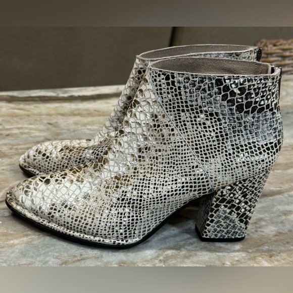 Women’s DIBA TRUE Pay Phone Snakeskin leather booties- Size 9.5 - Picture 8 of 12